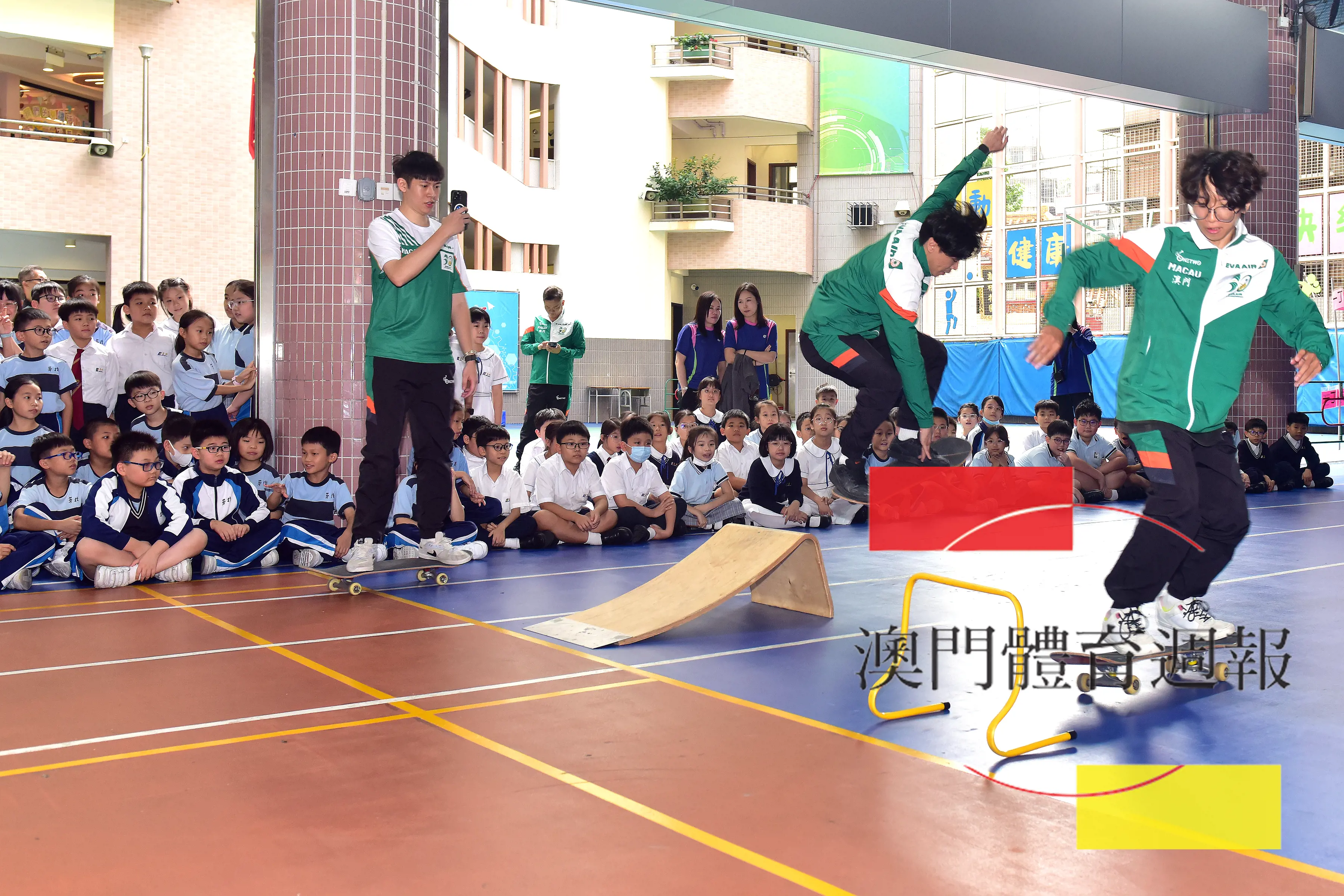 教學前，Ride 2 Exit 教練團先向現場學生演示滑板技巧。.JPG